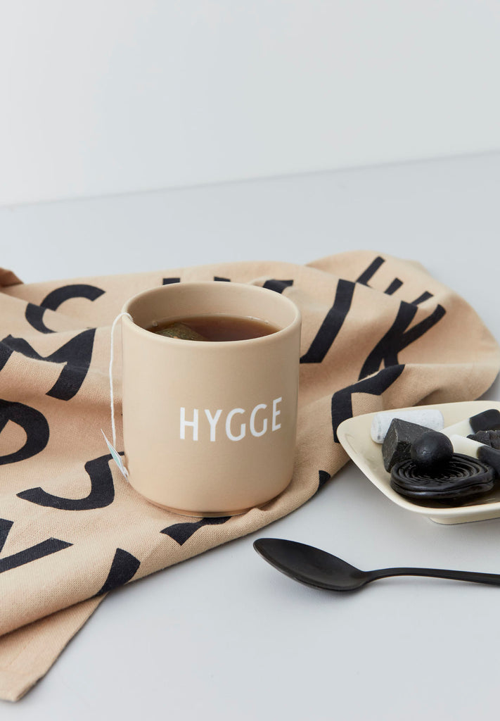 Design Letters - Tasse en porcelaine HYGGE Beige - Cool Kids Atelier
