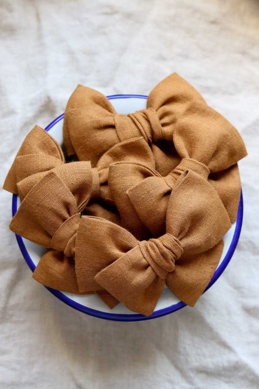 Norah's Shop - Barrette mini Noeud en lin Cannelle