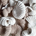 Coquillage rond en Crochet beige profond
