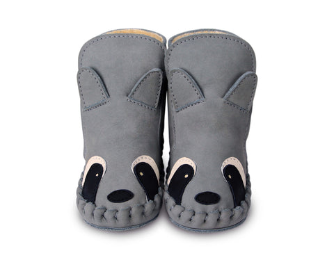 bottines cuir pour bebe couleur gris foncé details tete et oreilles de raton laveur